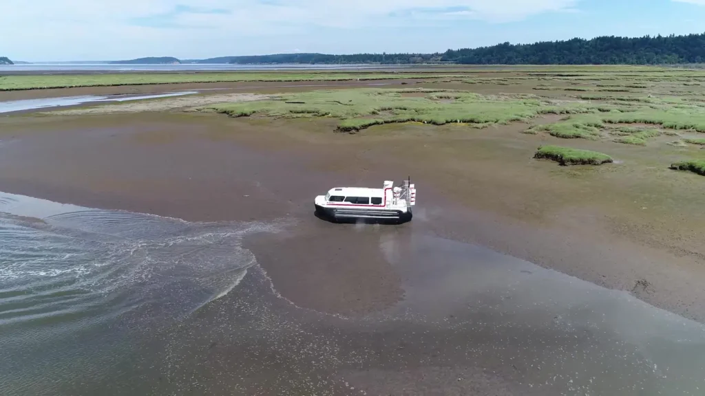 Explorer 24 turning on a tidal channel after the brake is released